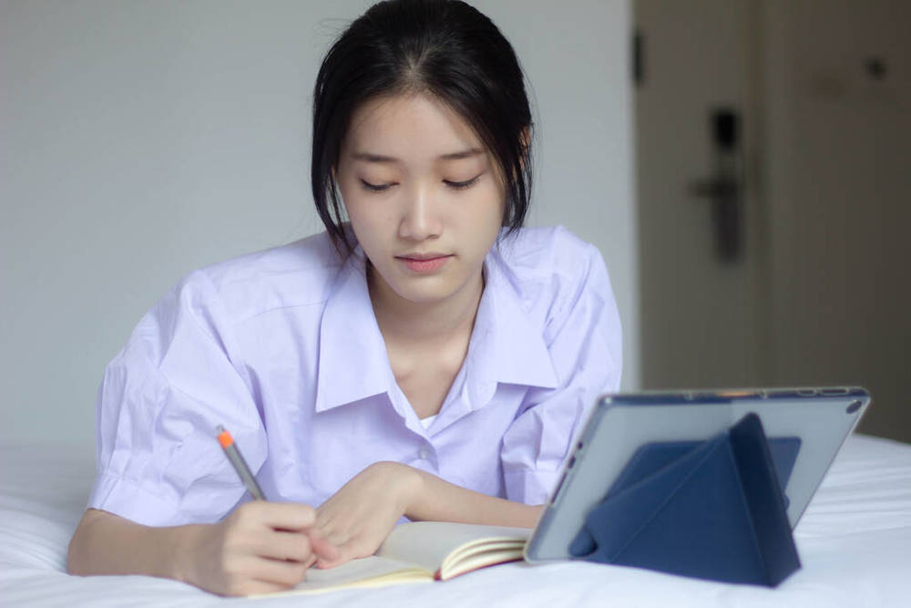 pronouncing是什么意思,pronouncing怎么读,pronouncing翻译为:发音的,表示发音的